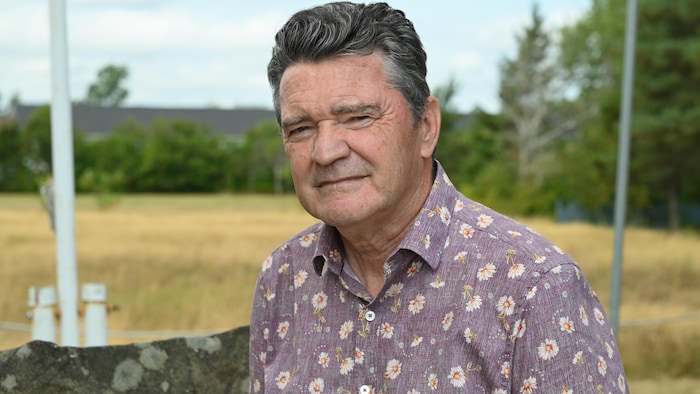 Bernard Richard en entrevue à l'extérieur. 