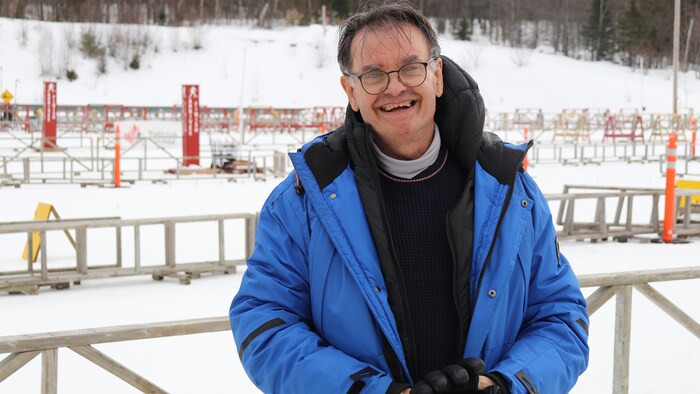 Il prend la pose pour une photo devant l'aire de départ au centre Myriam-Bédard. 