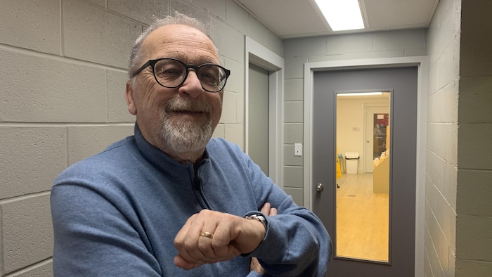 Bernard Thériault pose pour la photo.