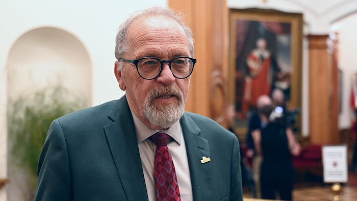 Bernard Thériault pose pour la photo.