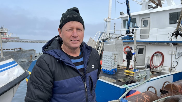 Bertrand Desbois devant l'un de ses bateaux.