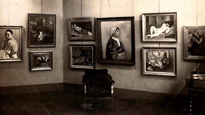 Photo en noir et blanc d'une galerie d'art