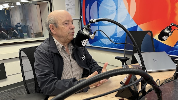 Bertin Riverin en entrevue en studio.