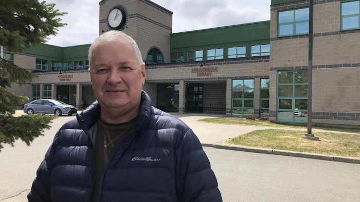 Le maire de la Municipalité régionale de Grand-Sault devant l'hôtel de ville.