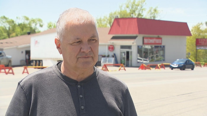 Bertrand Beaulieu, maire de Grand-Sault sur les lieux du glissement de terrain survenu le 31 mai 2026.