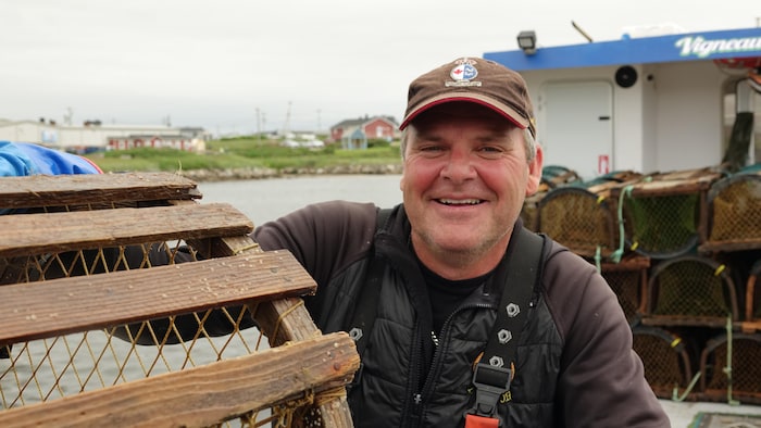 Bertrand Vigneau photographié sur son bateau.