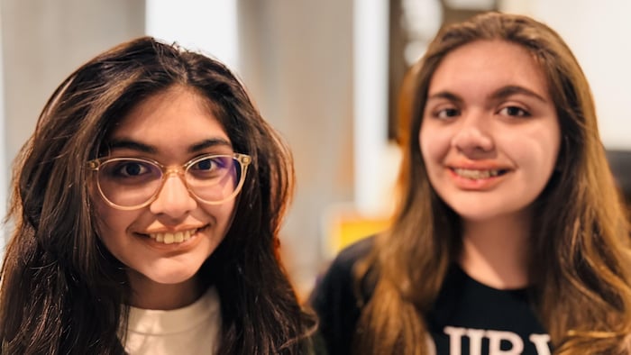 Deux jeunes filles.