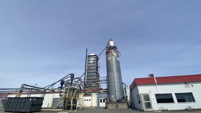 Des installations industrielles. 