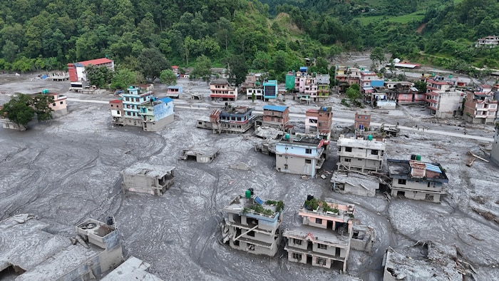 Une vue aérienne des débris et de la boue qui a enseveli le village de DevGhat, au Népal.