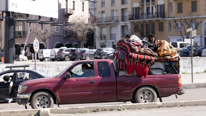 Un camion transportant des personnes déplacées et leurs effets personnels vers leur lieu d'hébergement pour la nuit, à Beyrouth, au Liban.