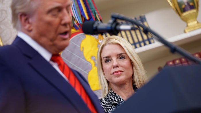 Le président américain accompagné de Pam Bondi juste avant que cette dernière prête serment comme procureure générale des États-Unis dans le bureau ovale de la Maison-Blanche.