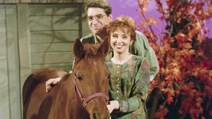 Les animateurs Pierre Poirier et Sylvie Lussier en compagnie d'un cheval.