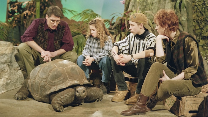 L'animateur Pierre Poirier, les jeunes collaborateurs Carinne Villeneuve et Patrick Healey, et l'animatrice Sylvie Lussier, en
compagnie d'une tortue géante d'Aldabra.