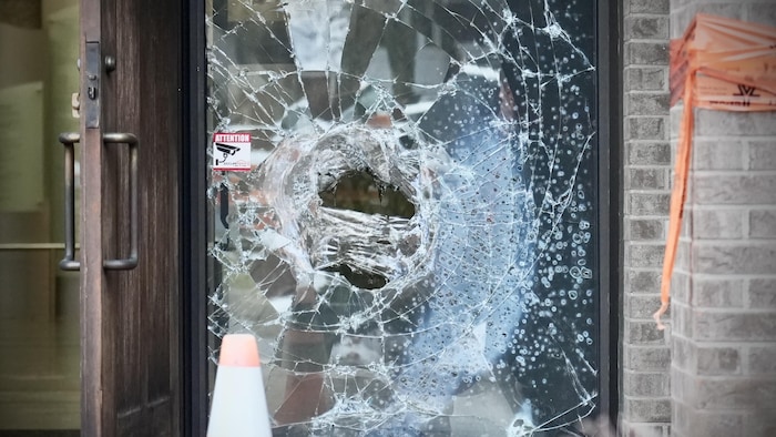Un trou dans une vitre.