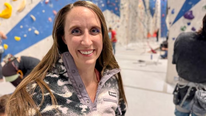 Bethany Staubitz devant un mur d’escalade du centre d’escalade Junction de London, en Ontario.