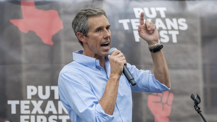Beto O'Rourke prend la parole devant une banderole qui dit «Put Texas First».