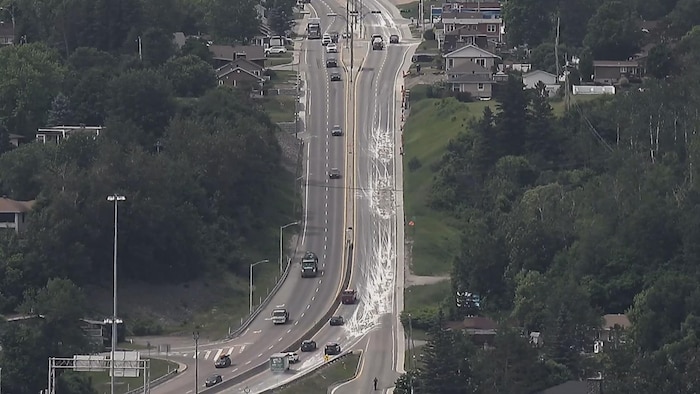 Du béton déversé sur la chaussée.