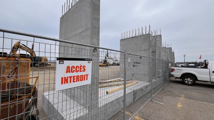 Des structures de béton sont entreposées sur le quai de Sept-Îles.