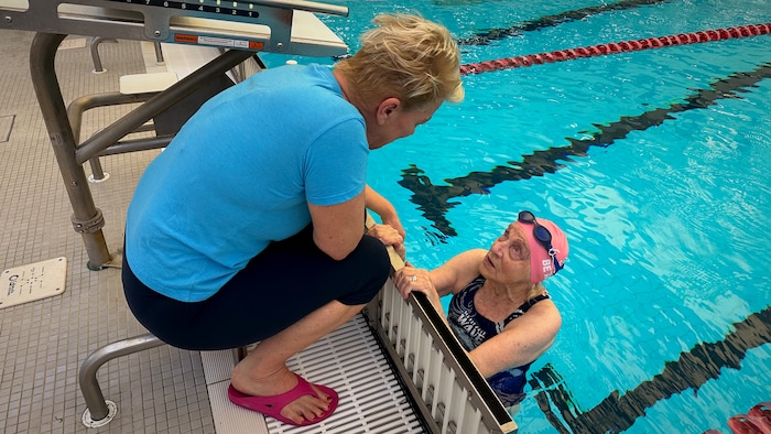 À 99 Ans Cette Femme Bat Des Records Mondiaux De Natation Radio Canada