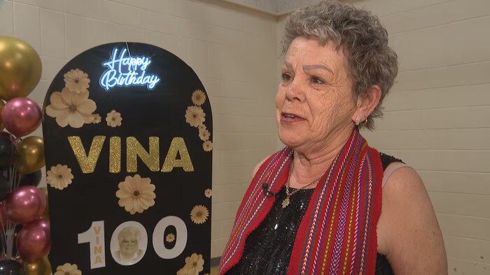 Beverley Preyma parle à un journaliste.