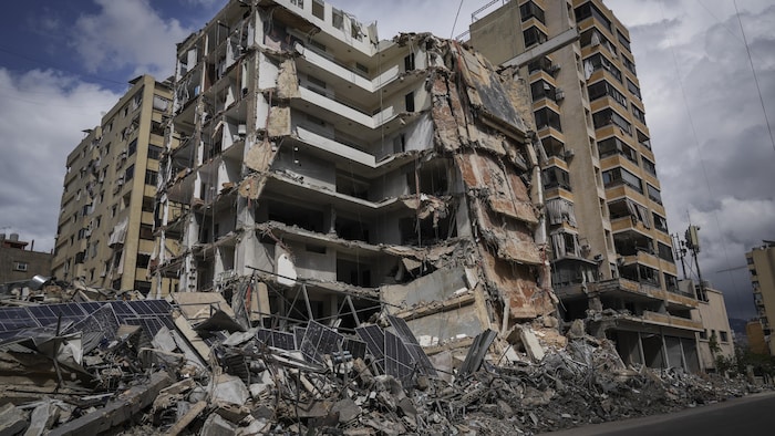 Un immeuble détruit par un raid aérien.