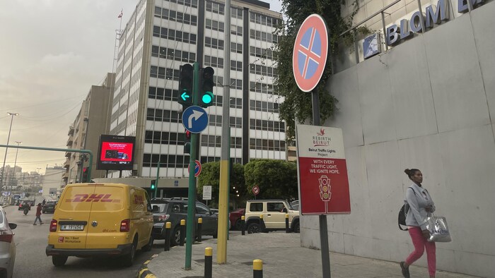 Une pancarte indiquant que les feux de signalisation dans cette rue du quartier Achrafieh, à Beyrouth, ont été réhabilités grâce aux efforts d'une ONG. 