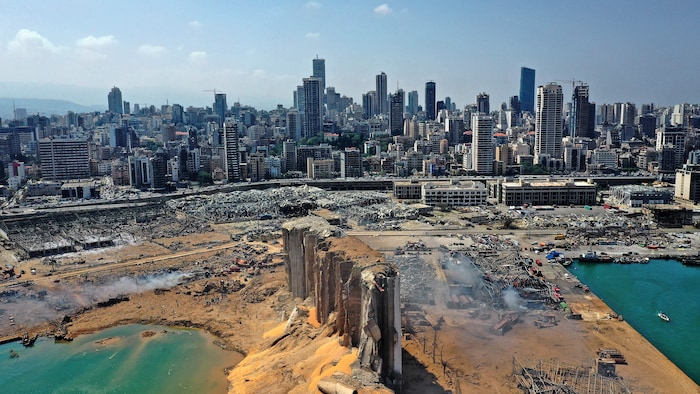 بعض الدمار الناجم عن انفجار مرفأ بيروت في 4 آب (أغسطس) 2020، ويبدو في مقدِّمة الصورة الدمار اللاحق بإهراءات القمح والحبوب.