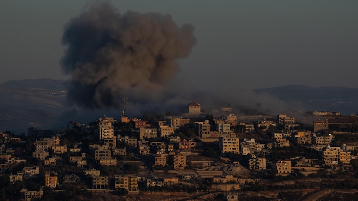De la fumée s'élève du site d'une frappe aérienne israélienne sur la ville de Khiam.