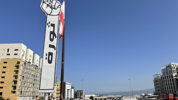 Un monument représentant un poing fermé et levé avec l'inscription « thaoura » qui veut dire « révolution » en arabe.