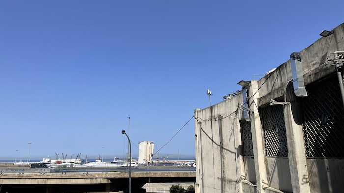 Les silos du port de Beyrouth vus de loin.