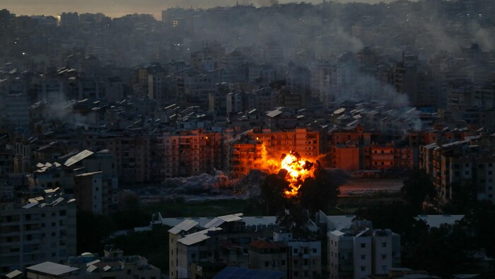 Une boule de feu monte au milieu d'immeubles d'habitation lors d'un bombardement.