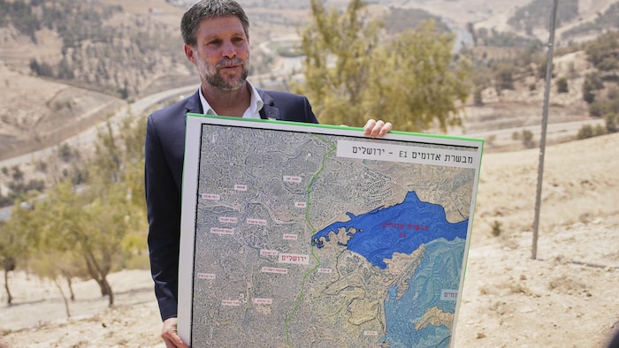 Le ministre israélien des Finances, Bezalel Smotrich, tient une carte dans ses mains.