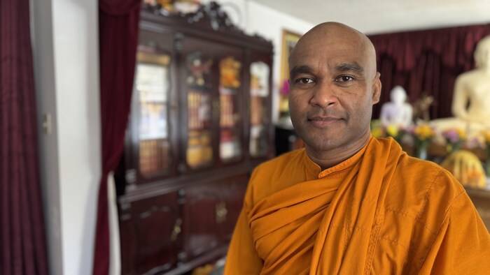 Portrait du moine Bhante Suneetha dans son monastère.