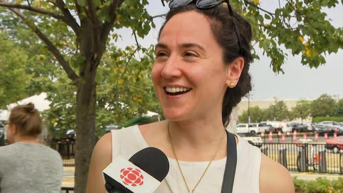 Bianca Ponziani s’entretient avec un journaliste à l’entrée du Stade Sobey’s.