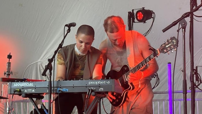 Une femme et un homme jouent de la musique sur scène.