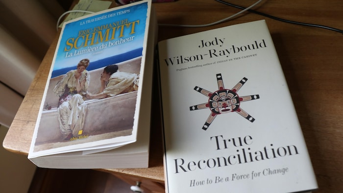 Deux livres sur une table.