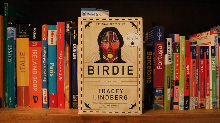 Le roman «Birdie» de Tracey Lindberg mis en évidence devant d'autres livres.