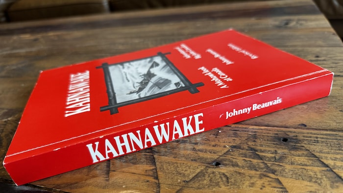 Le livre Kahnawake de Johnny Beauvais est posé sur une table.