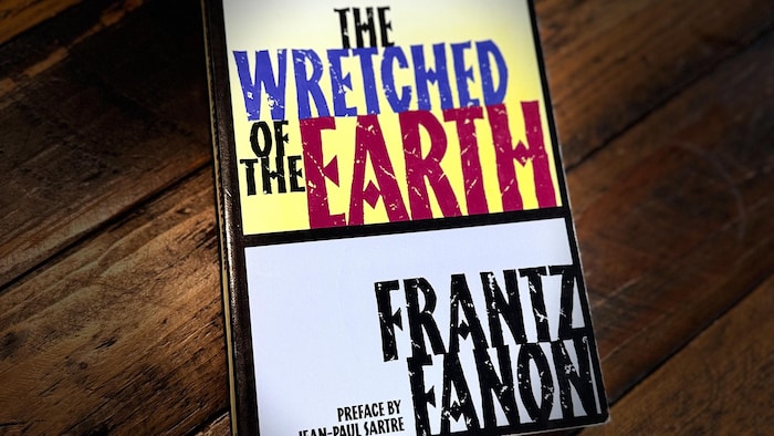 Le livre Les damnés de la Terre en version anglaise.