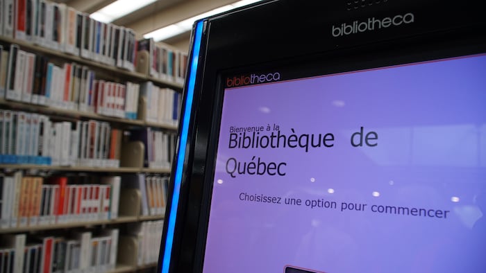 Un écran et des livres