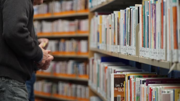 Des usagers et des livres.