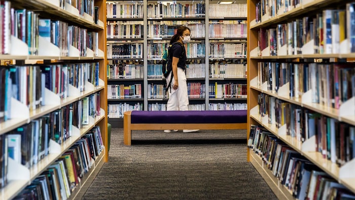 Une femme dans une bibliothèque publique de Hong Kong