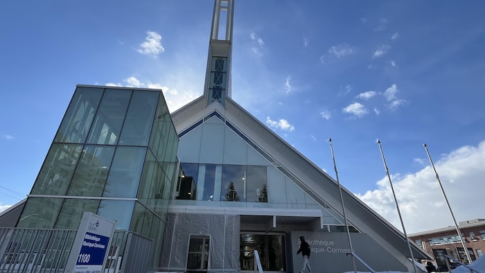 La bibliothèque a été aménagée dans une église.