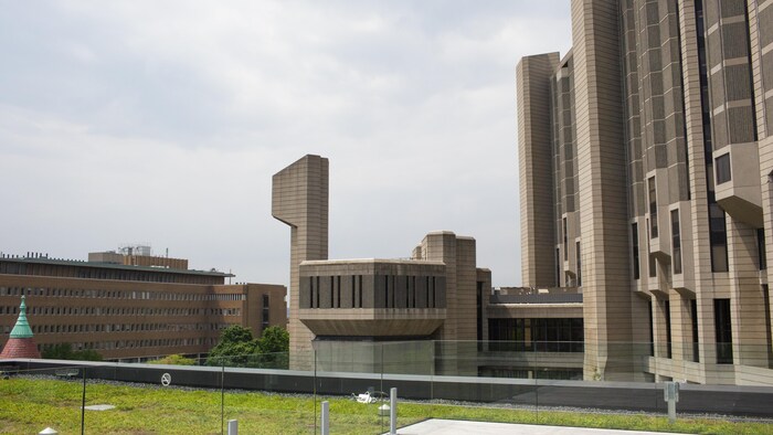 La façade en béton de la bibliothèque Robarts, à l'Université de Toronto. 