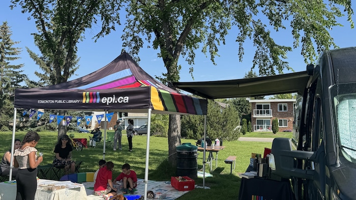 Un stand de la bibliothèque mobile dans un parc.