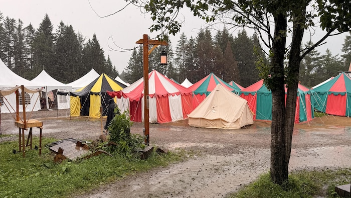 Des tentes sous la pluie.