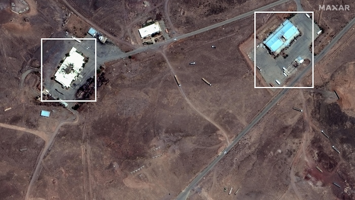 Une image satellite montre deux bâtiments détruits et des camions dispersés sur le site.