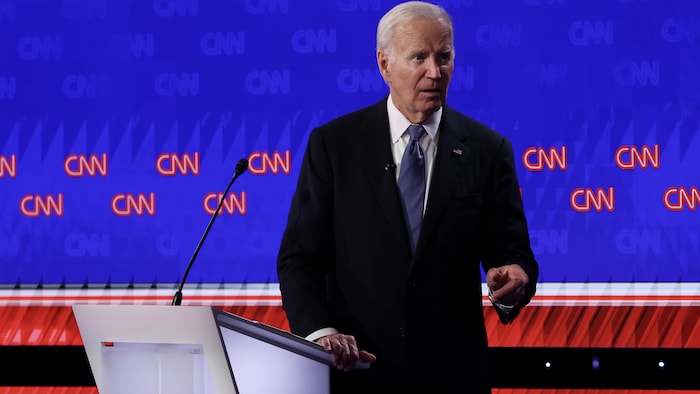 Le président américain Joe Biden quitte la scène lors du débat présidentiel organisé par CNN dans les studios de CNN.