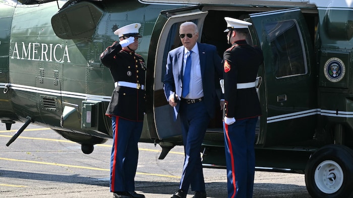 Le président américain Joe Biden descend de Marine One à son arrivée à la zone d'atterrissage de Soldier Field à Chicago, en Illinois.
