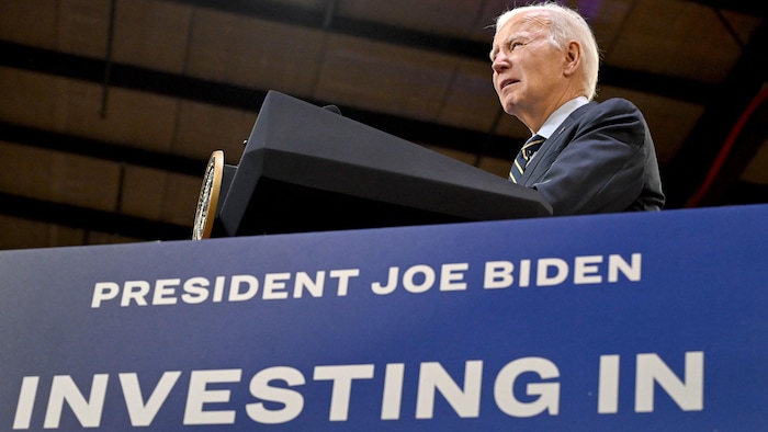 Le président américain Joe Biden présente son programme économique "Bidénomique" et son programme "Investir en Amérique" dans les locaux d'Amtrak dans le comté de New Castle, Delaware